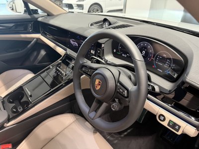 2025 Porsche PANAMERA photo 10