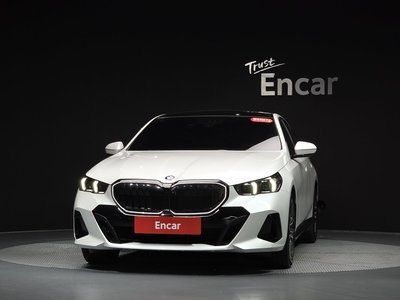 2025 BMW 5 SERIES 照片 2