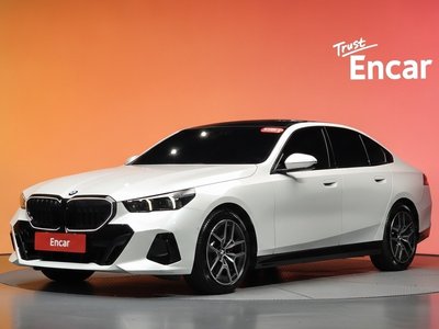 2025 BMW 5 SERIES 照片 1