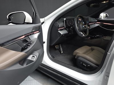 2025 BMW 5 SERIES 缩略图 13