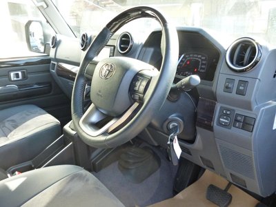 TOYOTA LAND CRUISER 70 - 10