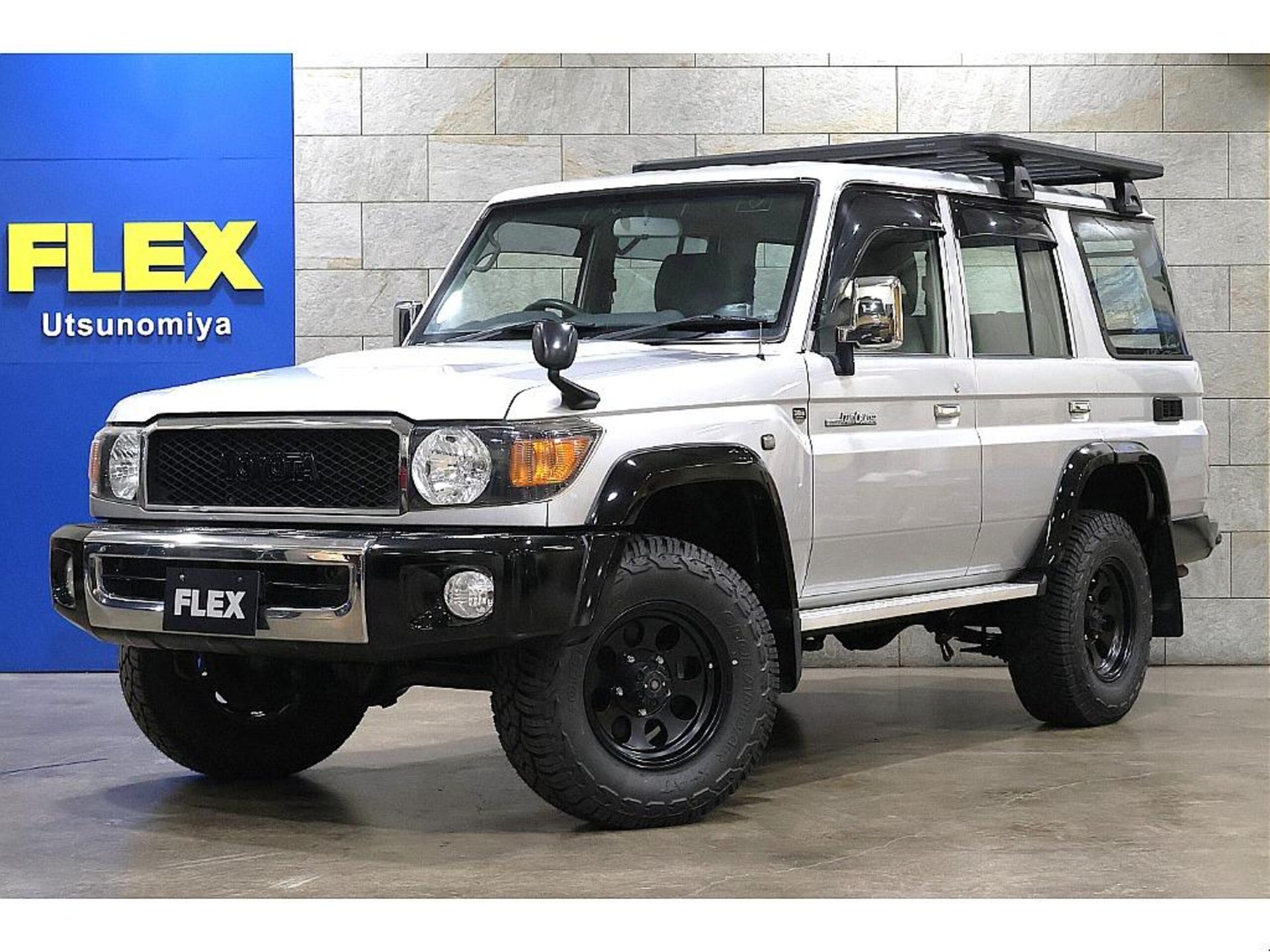 TOYOTA LAND CRUISER 70 - View 1