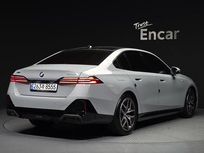 2025 BMW 5 SERIES — фото 3