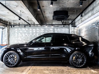 ASTON MARTIN DBX - 9