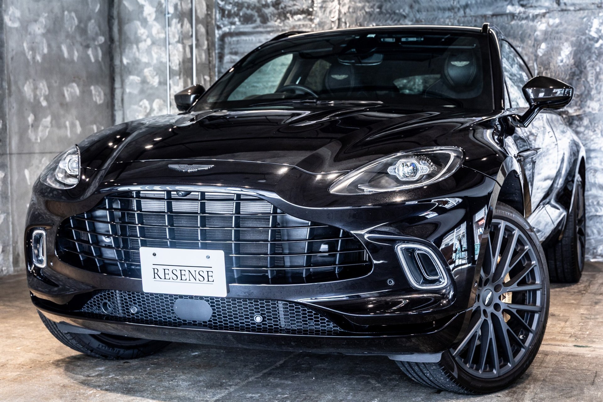 ASTON MARTIN DBX - View 1