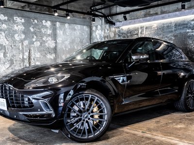 ASTON MARTIN DBX - 8