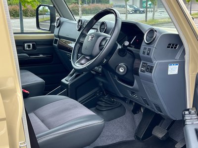 TOYOTA LAND CRUISER 70 - 9
