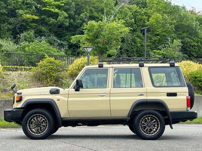 TOYOTA LAND CRUISER 70 - 2