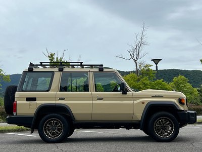 TOYOTA LAND CRUISER 70 - 6
