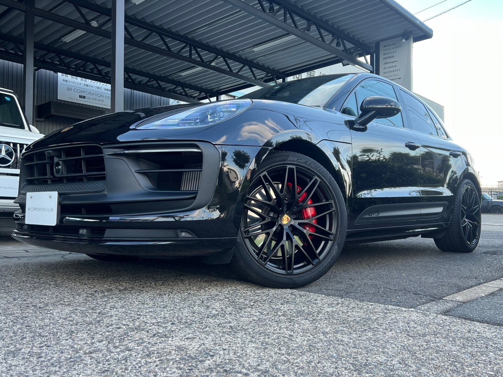PORSCHE MACAN - View 1