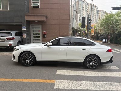 2026 BMW I5 thumbnail 14