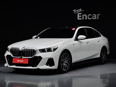 2025 BMW 5 SERIES 照片 1