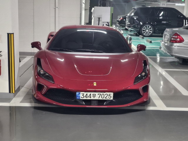 FERRARI F8 TRIBUTO - View 1