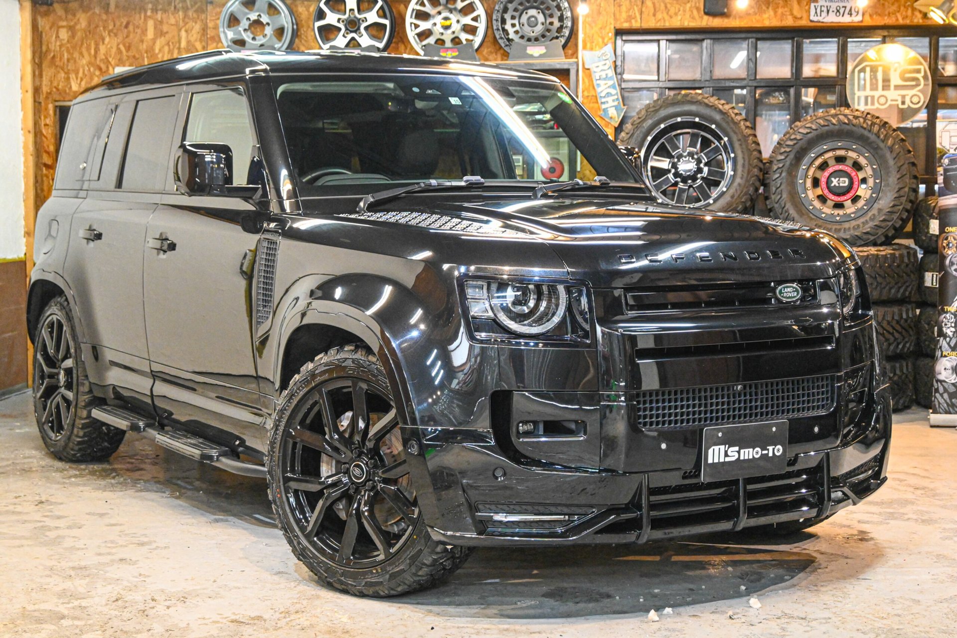 LAND ROVER DEFENDER - View 1