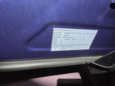 LAMBORGHINI URUS - 3