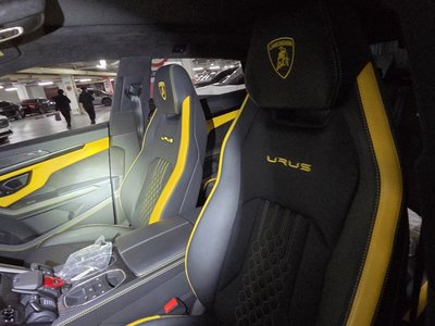 LAMBORGHINI URUS - 6