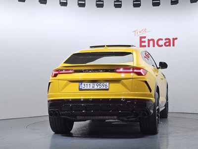 LAMBORGHINI URUS - 4