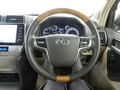 TOYOTA LAND CRUISER PRADO - 8