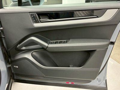 2024 Porsche CAYENNE thumbnail 25