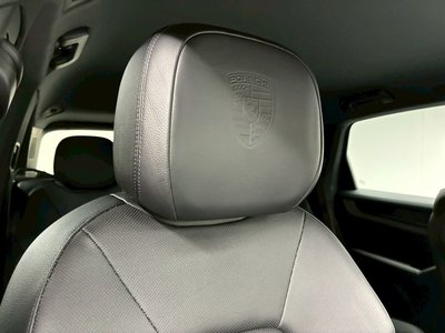 2024 Porsche CAYENNE thumbnail 36