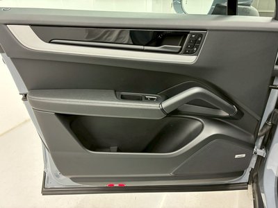 2024 Porsche CAYENNE thumbnail 71