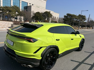 LAMBORGHINI URUS - 4