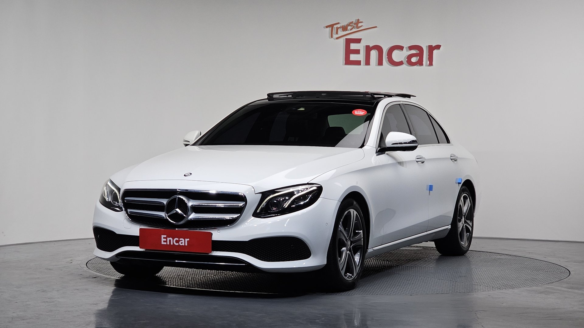 MERCEDES-BENZ E-CLASS - View 1