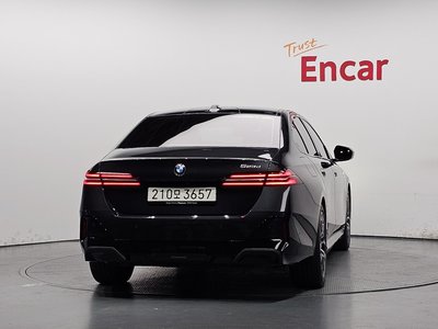 2025 BMW 5 SERIES — фото 3
