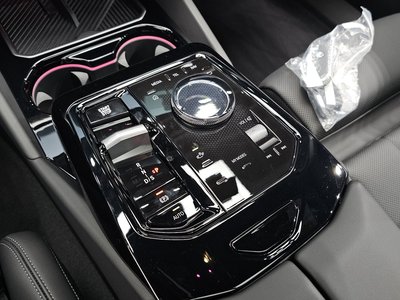 2025 BMW 5 SERIES — фото 9