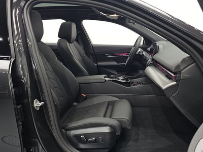 2025 BMW 5 SERIES — фото 10