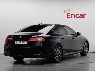 2025 BMW 5 SERIES — фото 4
