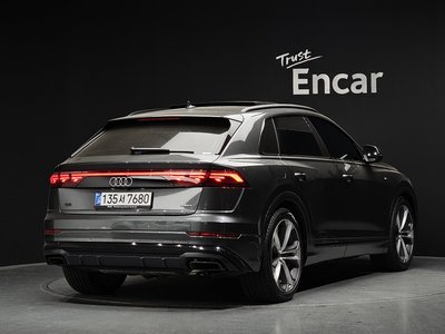 AUDI Q8 - 4