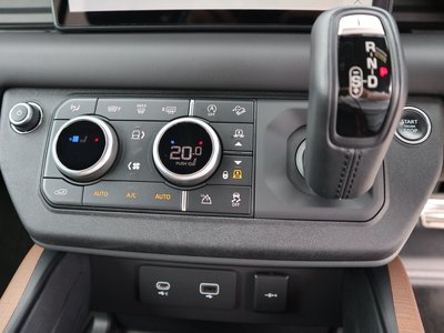 LAND ROVER DEFENDER - 8