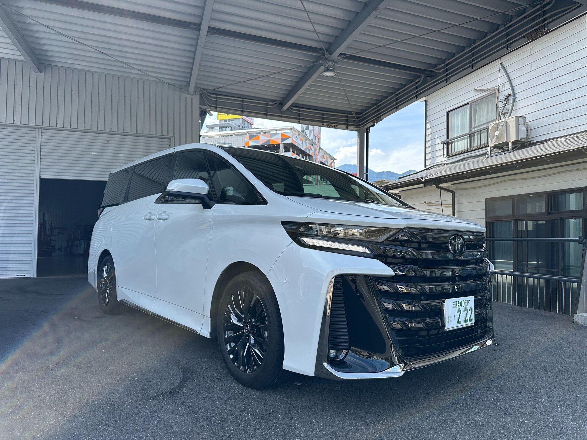 TOYOTA VELLFIRE - View 1