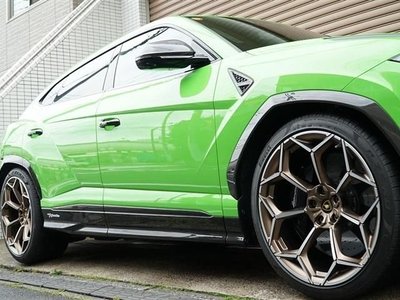 LAMBORGHINI URUS - 4