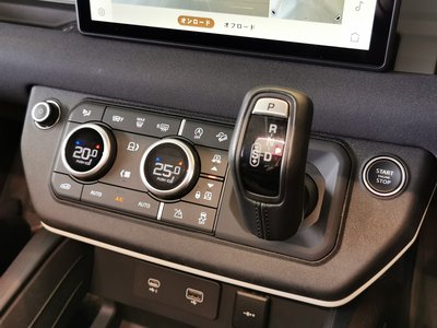 LAND ROVER DEFENDER - 10