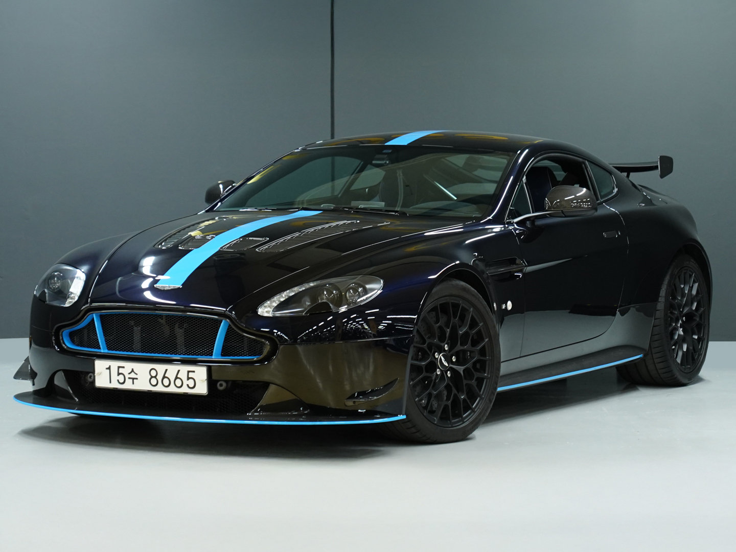 ASTON MARTIN V12 VANTAGE - View 1