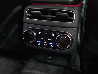 2022 Genesis GV70 — миниатюра 18