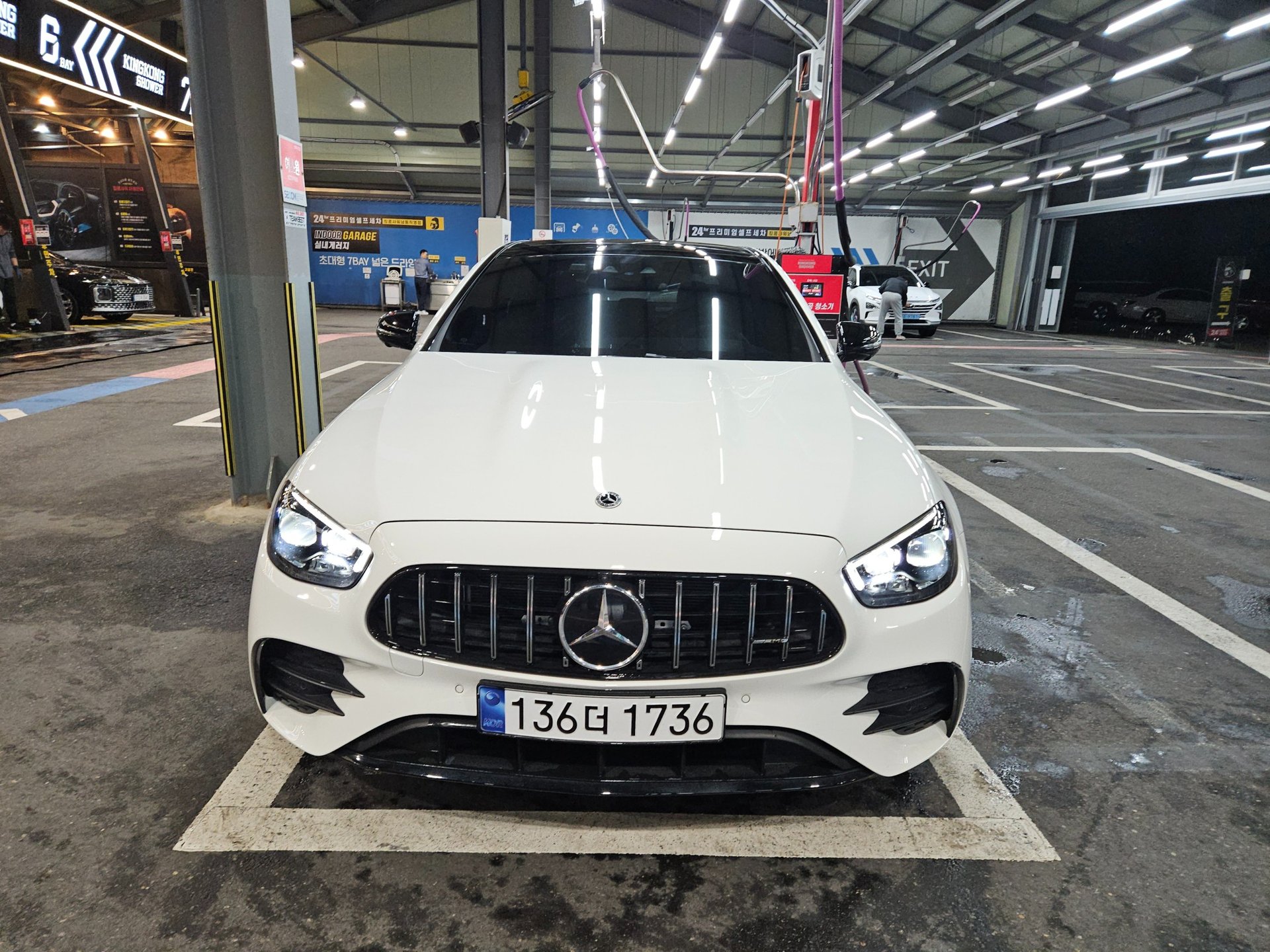 MERCEDES-BENZ E-CLASS - View 1