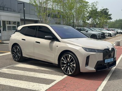 BMW IX - 4