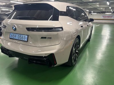 BMW IX - 9