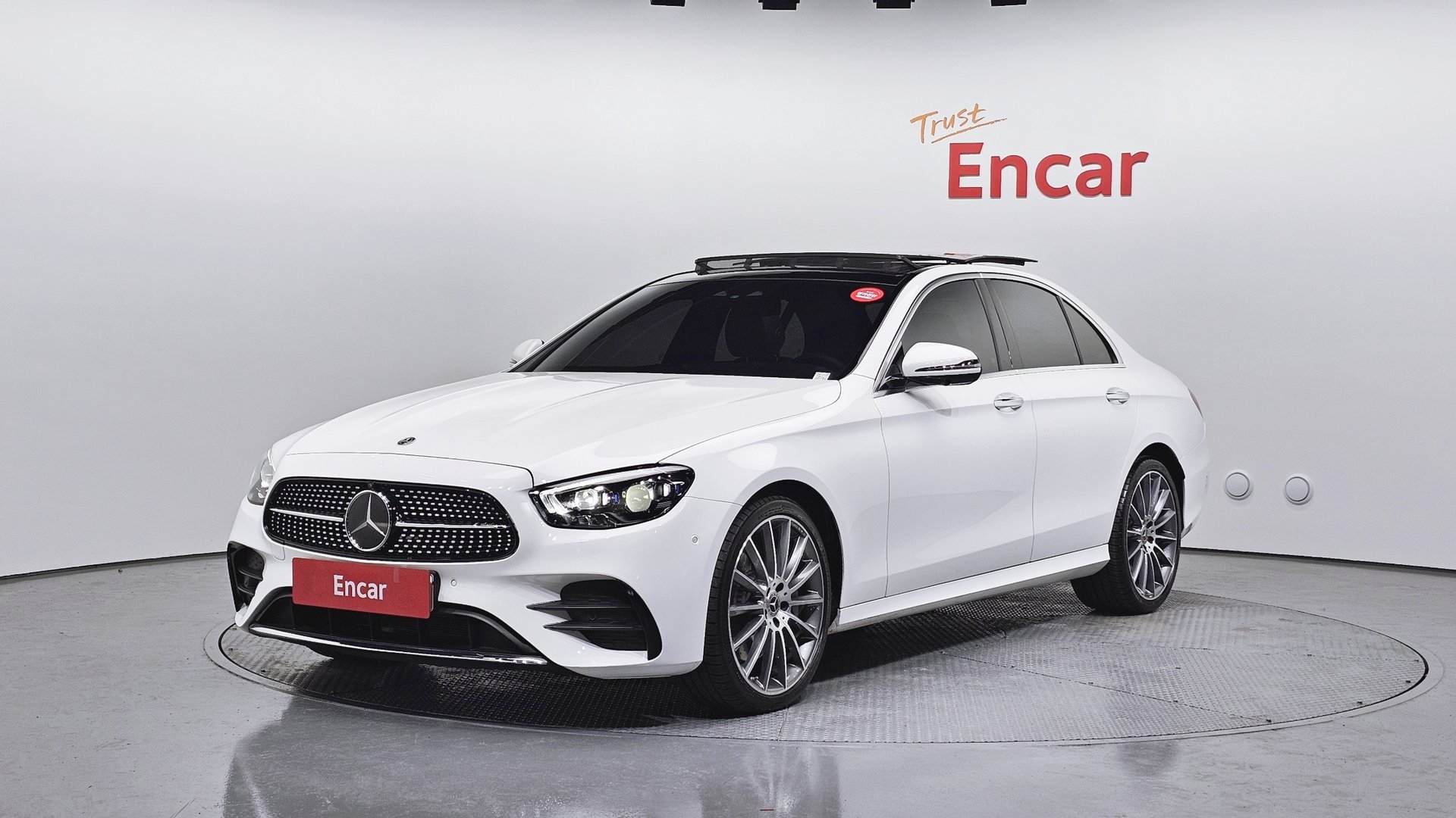 MERCEDES-BENZ E-CLASS - View 1