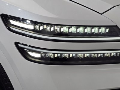 2025 Genesis GV80 photo 9