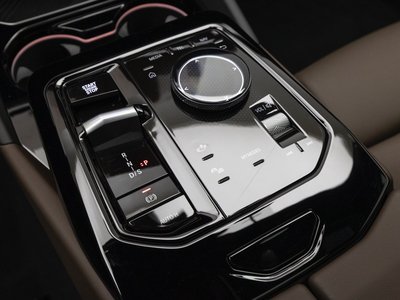2025 BMW 5 SERIES photo 9