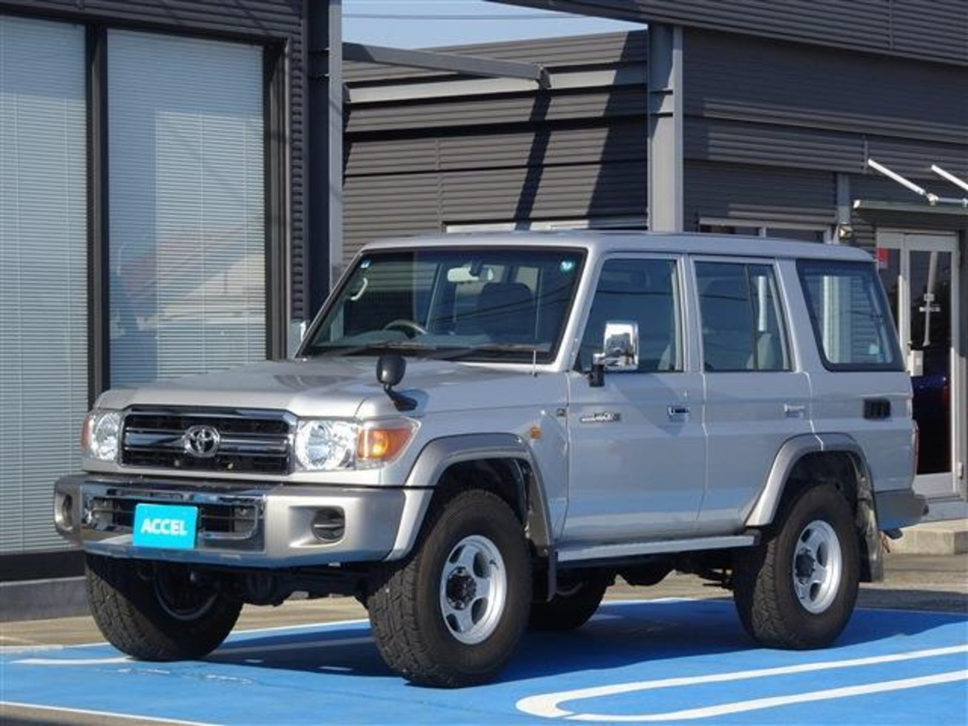 TOYOTA LAND CRUISER 70 - View 1