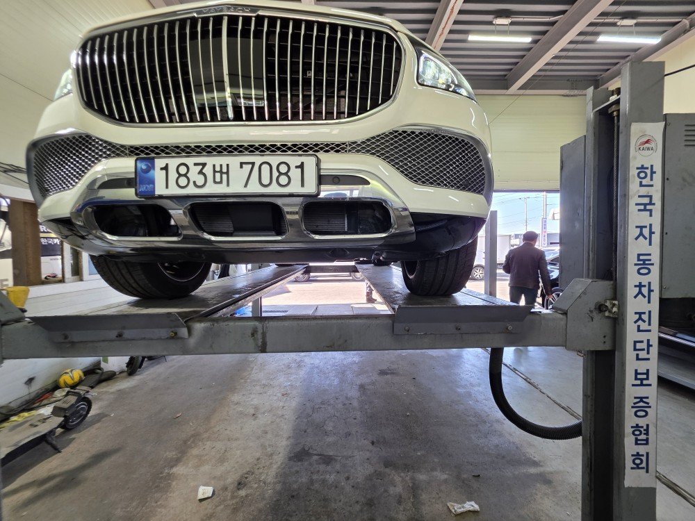 MERCEDES-BENZ GLS - View 1