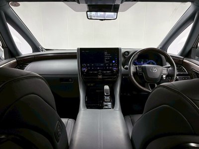 2025 Toyota ALPHARD — фото 2