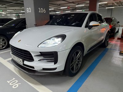 PORSCHE MACAN - 1
