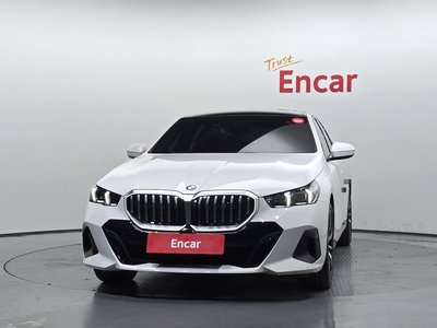 2025 BMW 5 SERIES 照片 2