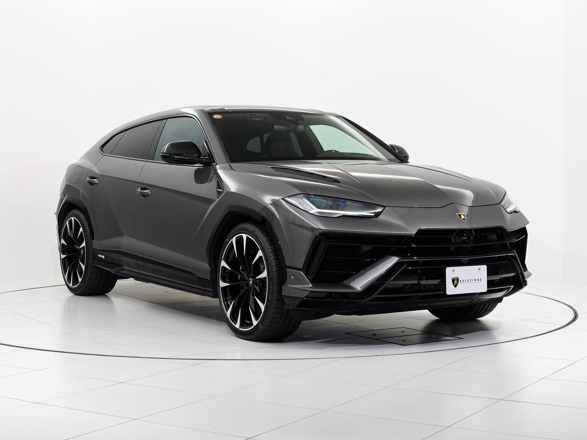 LAMBORGHINI URUS - View 1
